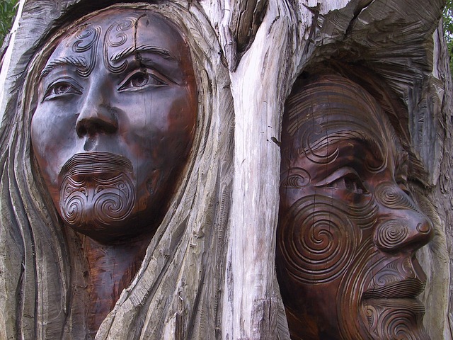 carvings of maori people
