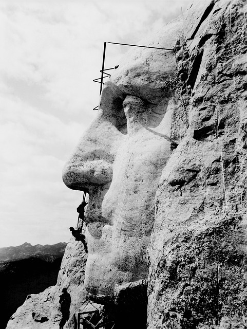 took around 400 employees to build Mount Rushmore