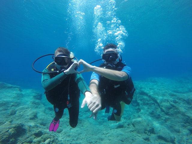 scuba diving lovers