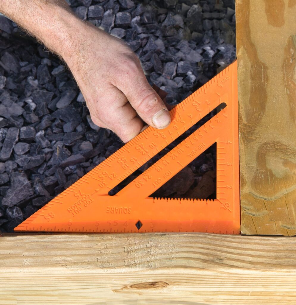 Measuring corner with triangle measurement tool