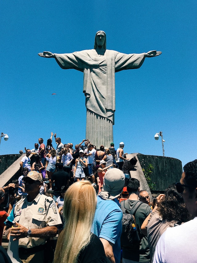 Touriest  in front of Christ the Redeemer