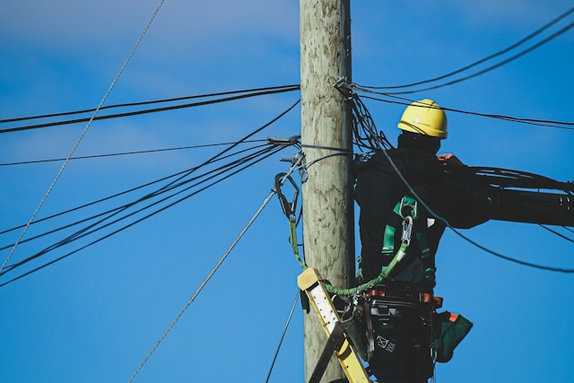 Man working on elecricity pole